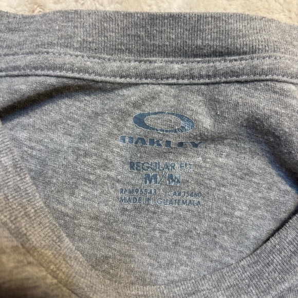 Oakley Tee Medium Gray Long Sleeve Blue White Geometric Logo Graphic Regular Fit - Picture 7 of 11
